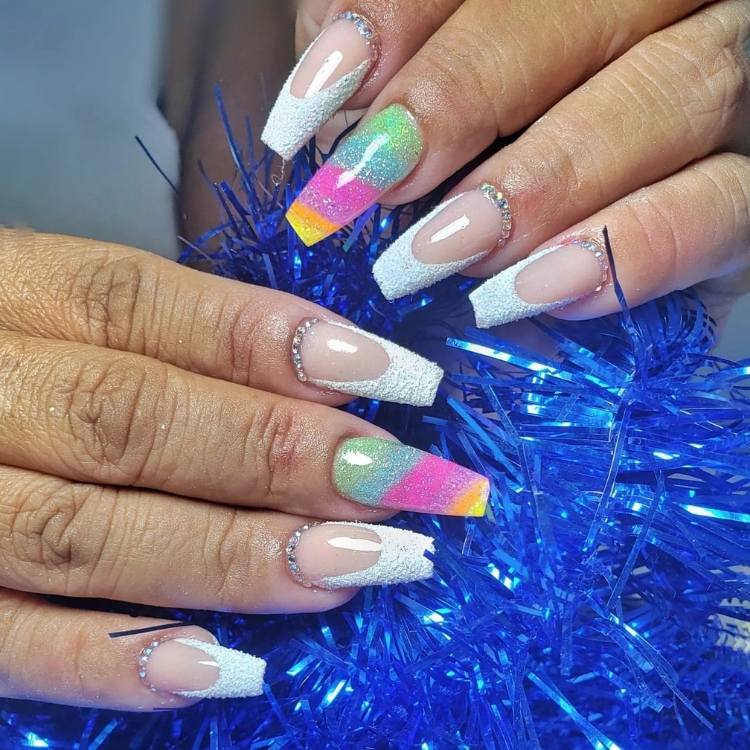 Foto unhas arco-íris com texturas.