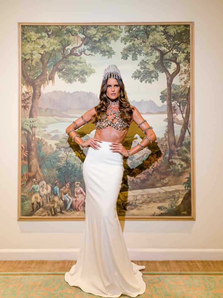 Izabel Goulart, Rainha do Baile do Copa 2023: look saia branca e top de pedras.