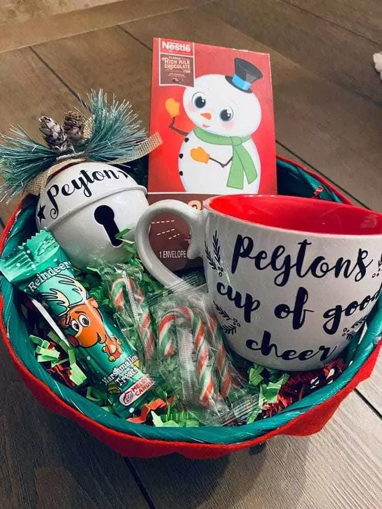 Cesta com presentes infantis, doces e caneca 