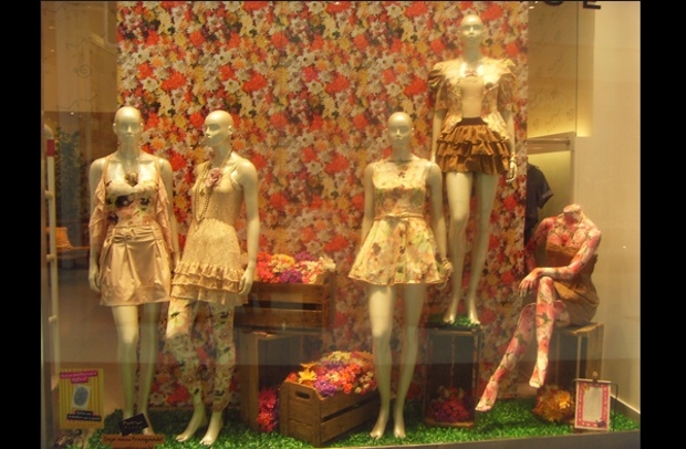  Loja com vitrine de festa junina com mix de estampas florais.