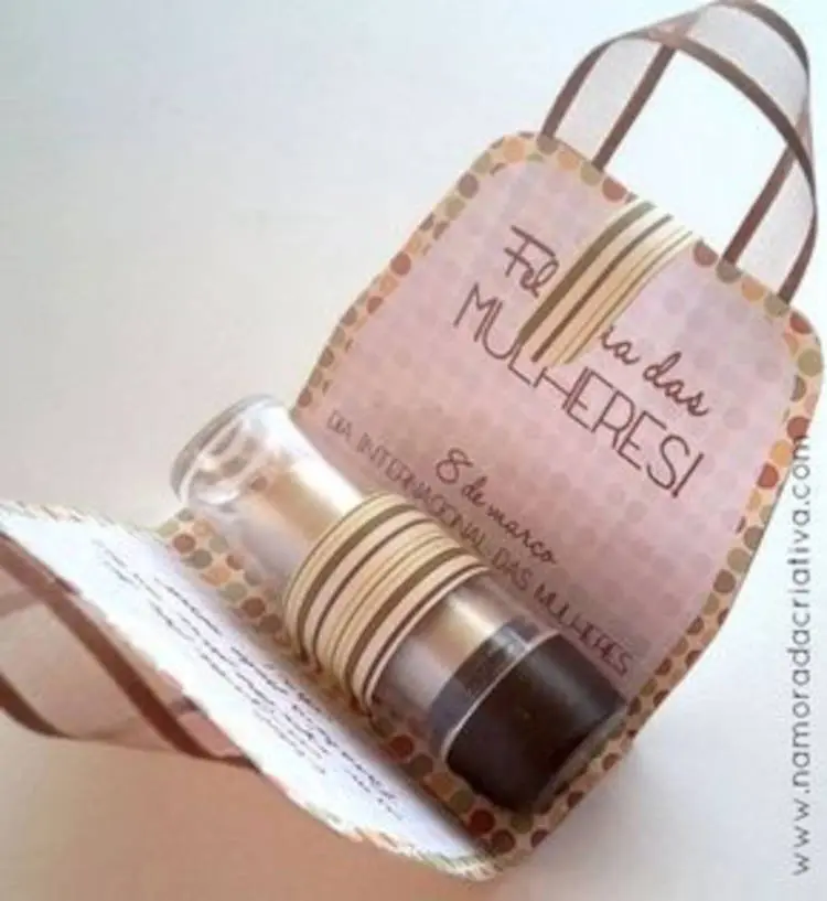 Dobradura em formato de bolsa com um batom dentro.