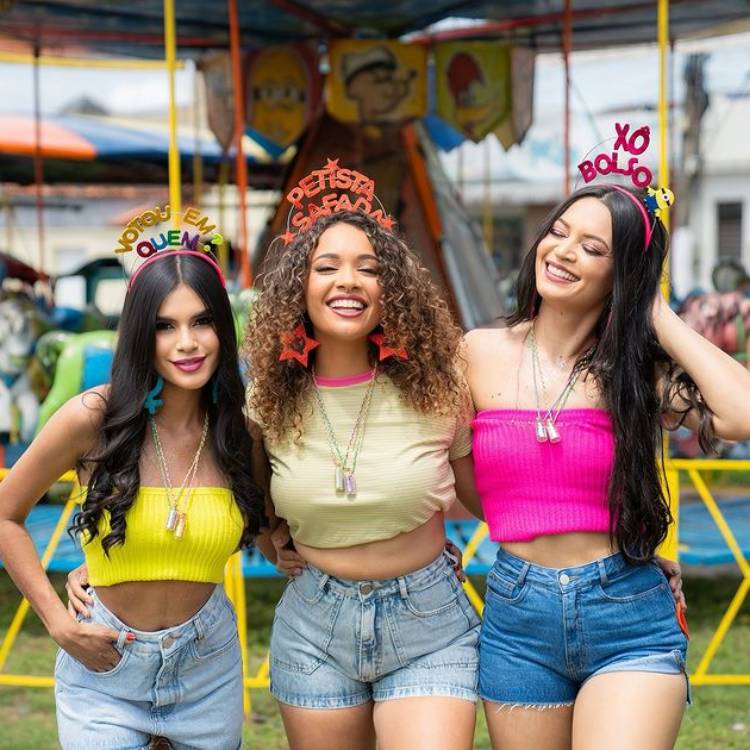 Trio de amigas com tiara sobre política, como "xô bozo" e "votou em quem?"