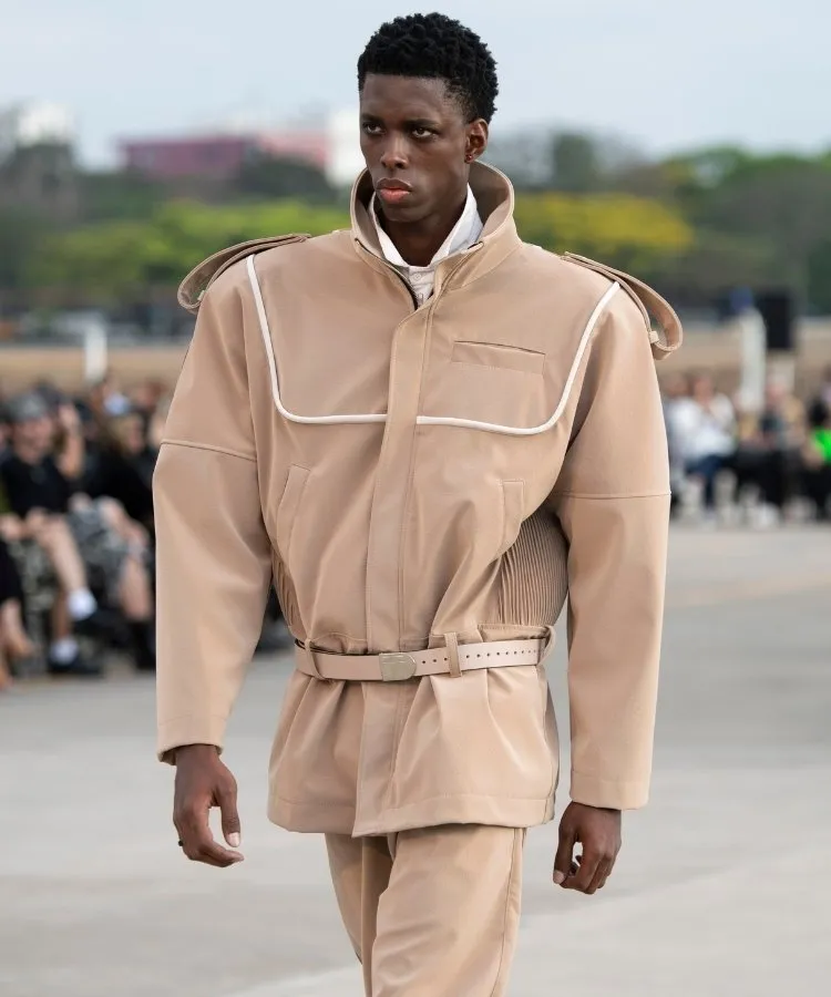 Modelo negro usando conjunto de jaqueta e calça cáqui