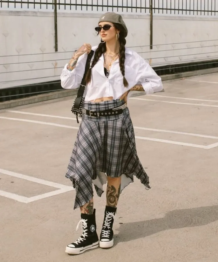 Looks para o Rock in Rio 2026 dia do rock: saia mídi xadrez e tênis Converse