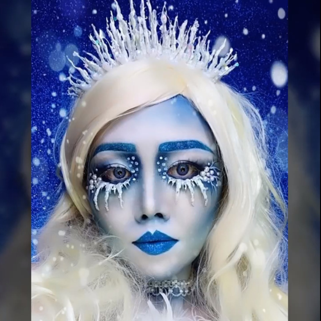 Mulher com rosto azul, efeito de lágrimas congeladas, cabelo loiro e tiara