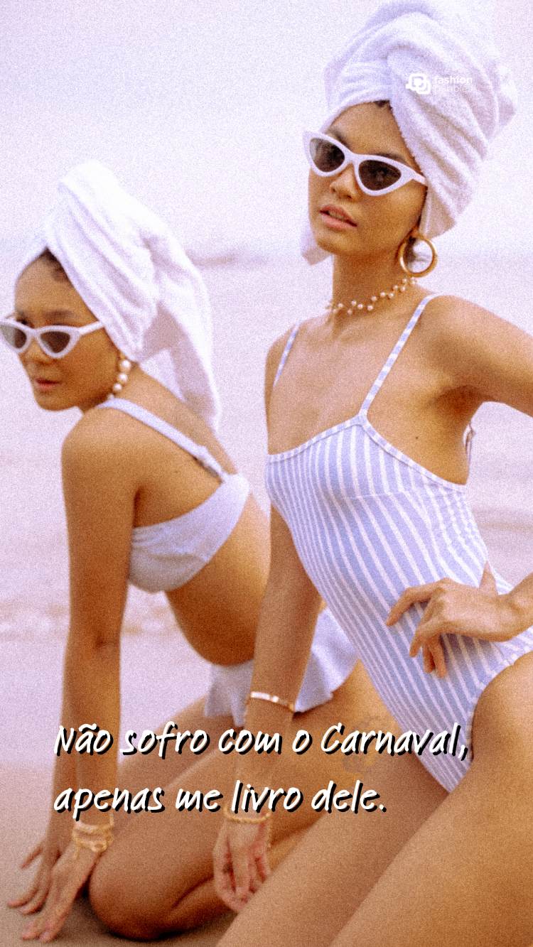 Frase não gosto do carnaval escrito em foto de duas garotas de biquíni na praia, ajoelhadas na areia