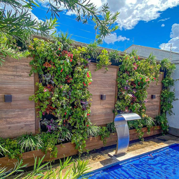 Muro com jardins verticais.