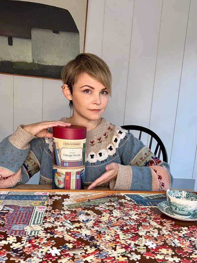 Ginnifer Goodwin com pixie assimétrico loiro 
