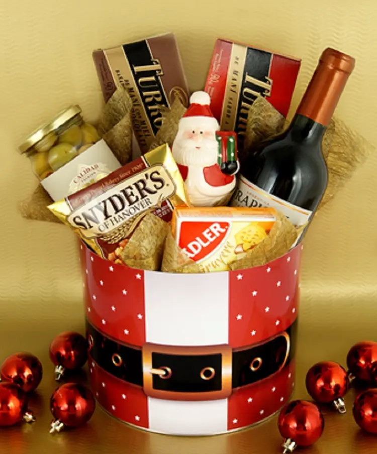 foto de caixa que imita roupa de Papai Noel com vinho e chocolates