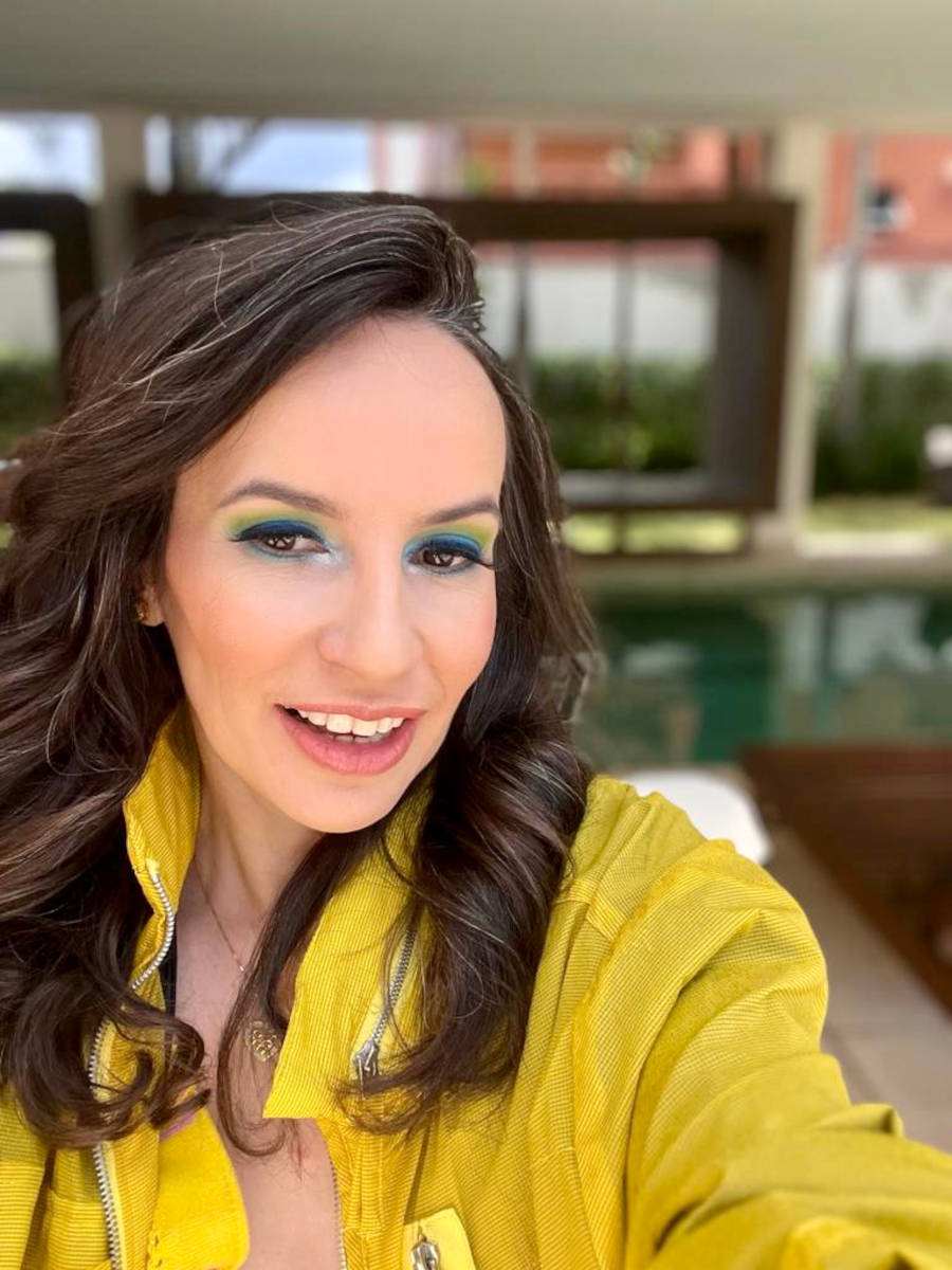 Foto de Denise Pitta sorrindo com sua maquiagem para copa
