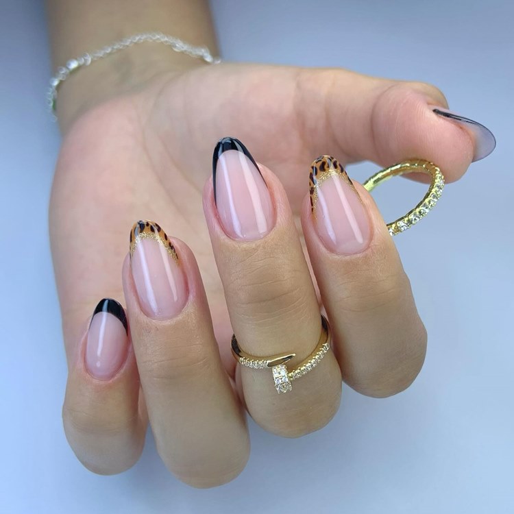 Nail art franceinhs preta com oncinha (formato: amendoado tamanho: médio)