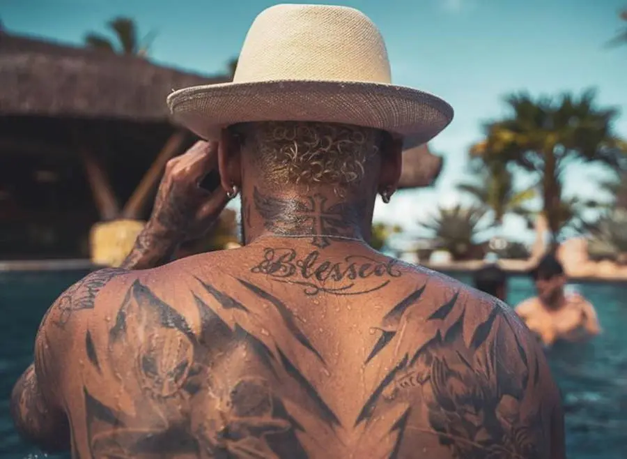 Foto da tatuagem na nunca de Neymar "Blessed" e "cruz com asas"