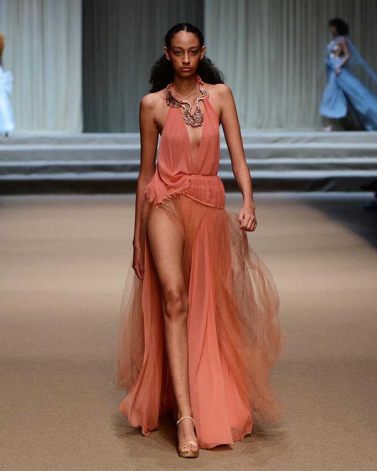 modelo com vestido rosa longo com fenda.
