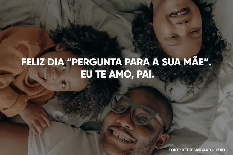 Foto de homem de pele clara deitado com duas crianças de pele negra e frase "Feliz dia "pergunta para a sua mãe". Eu te amo, pai."