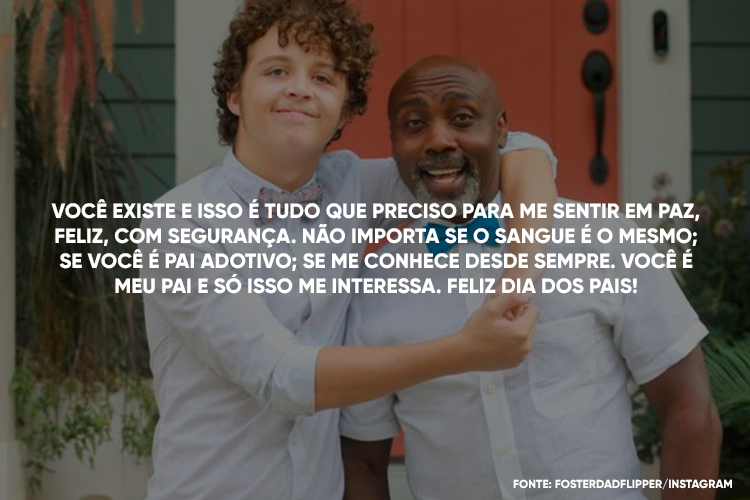 Foto de pai de pele negra abraçado com filho de pele clara e frase "Você existe e isso é tudo que preciso para me sentir em paz, feliz, com segurança. Não importa se o sangue é o mesmo; se você é pai adotivo; se me conhece desde sempre. Você é meu pai e só isso me interessa. Feliz Dia dos Pais!"