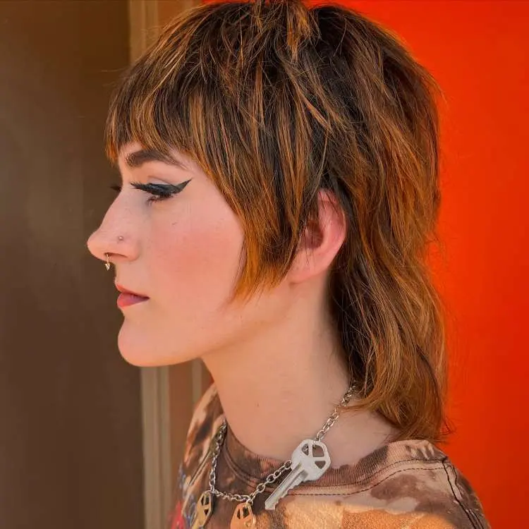 Mulher corte de cabelo mullet liso