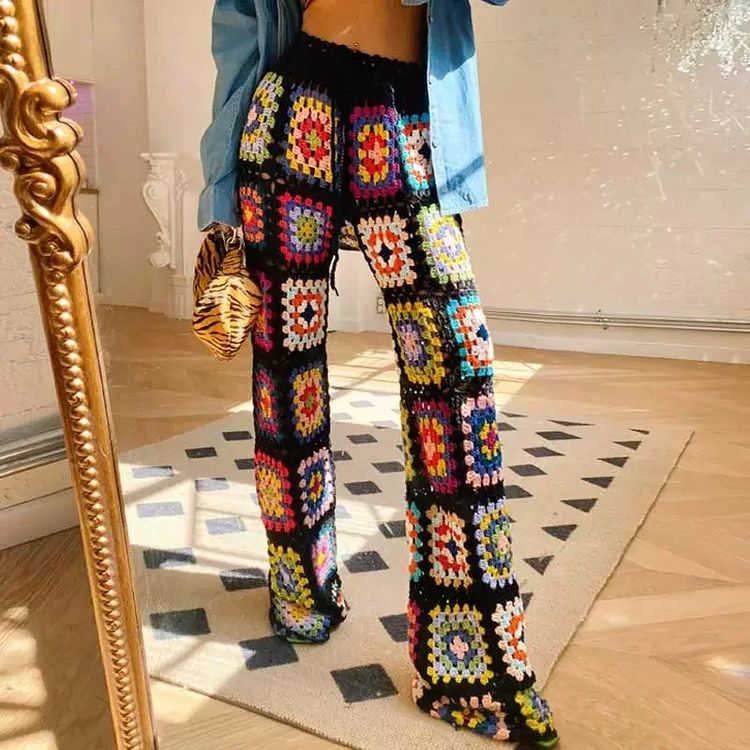 Pessoa de pele clara usando calça de crochê colorida