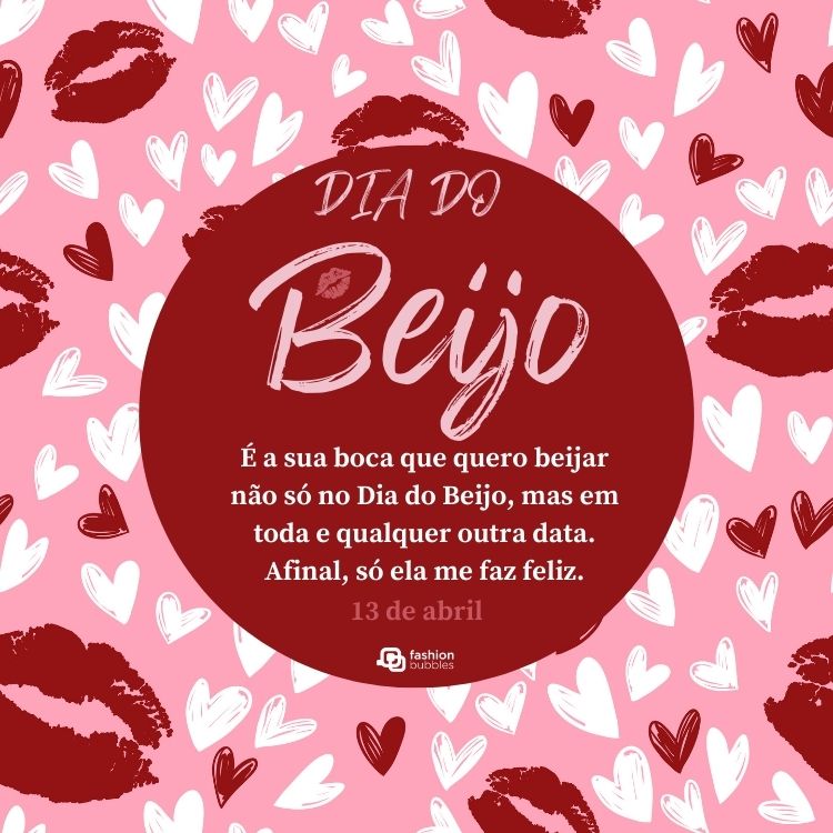 Cartão virtual de fundo rosa com lábios vermelhos e corações brancos, além de círculo vinho com frase: É a sua boca que quero beijar não só no Dia do Beijo, mas em toda e qualquer outra data. Afinal, só ela me faz feliz.