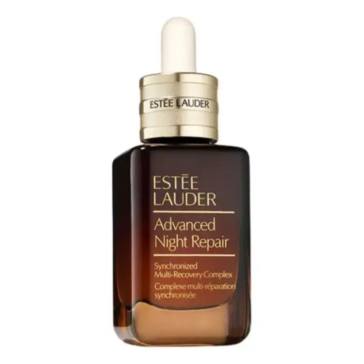 A imagem mostra um frasco de sérum Estée Lauder Advanced Night Repair Synchronized Multi-Recovery Complex. O frasco é marrom escuro, com tampa dourada e um conta-gotas branco, refletindo luz. O produto é um popular sérum noturno para reparo e recuperação da pele.

