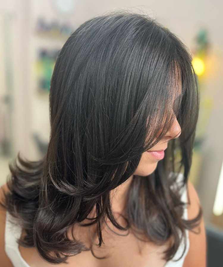 Corte de cabelo com camadas longo.