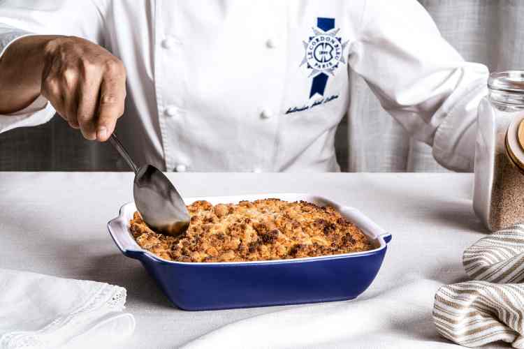 chefe cortando torta em refratário Le Condon Bleu