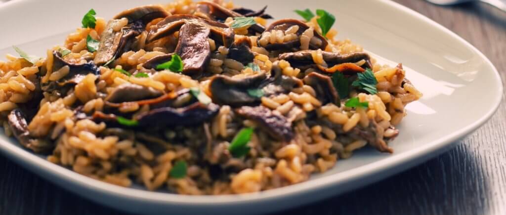 Risoto de cogumelos em prato