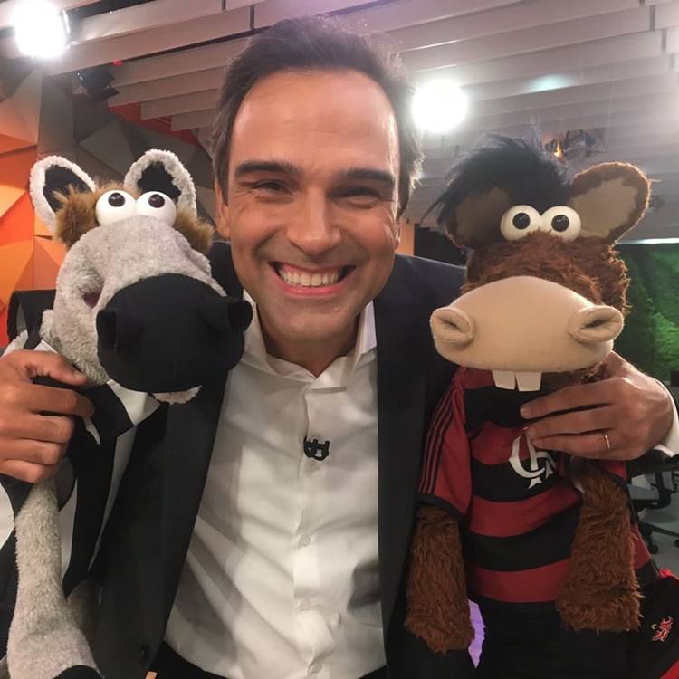 Foto do apresentador sorrindo com os cavalinhos do "Fantástico".