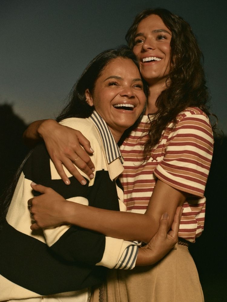Bruna Marquezine e Neide Maia usando roupas da Hering
