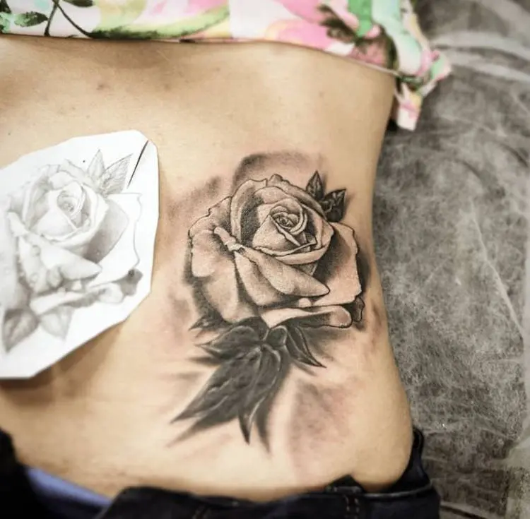 Tatuagem na cintura de flor