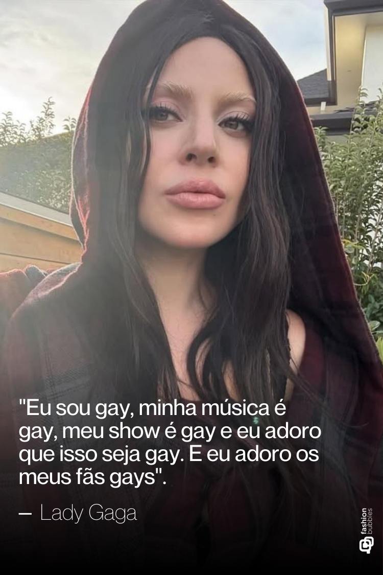 Um close-up de uma pessoa com capuz escuro e cabelo comprido. A imagem mostra uma citação de Lady Gaga afirmando ser gay, que sua música e show são gay, e que ela adora que seus fãs sejam gays.