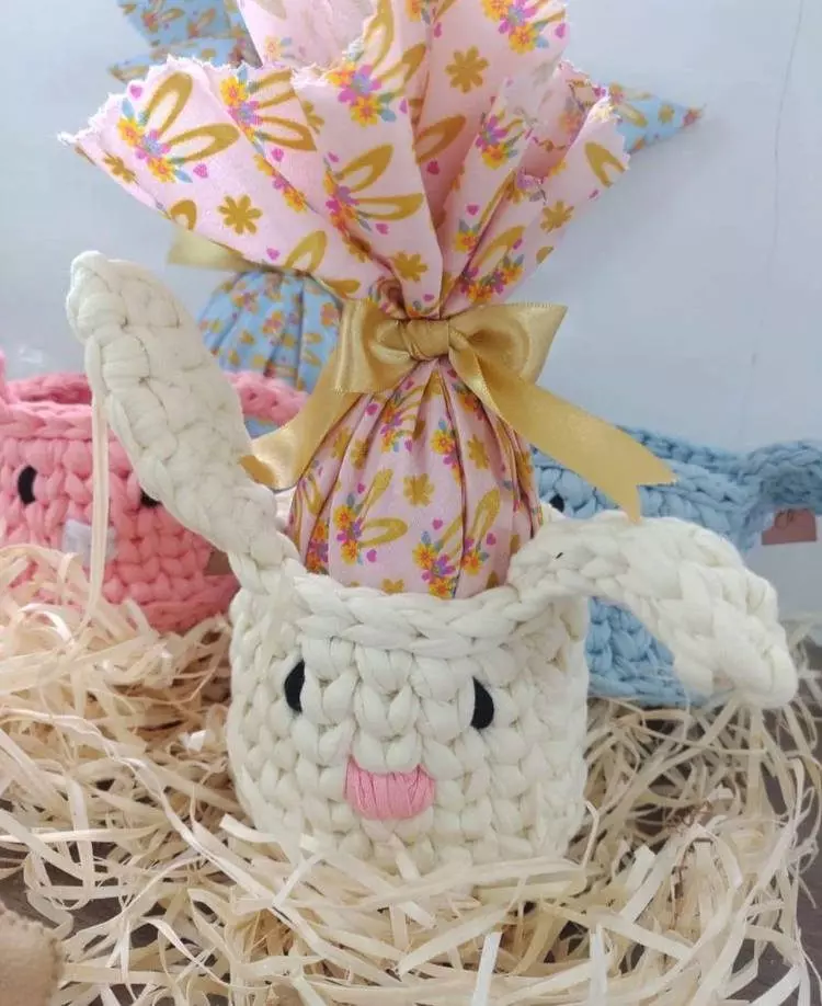 Cesta de crochê de coelho com ovo de Páscoa