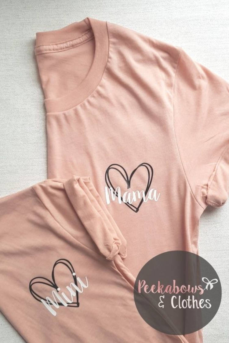 Camisetas rosa para mãe e filha.