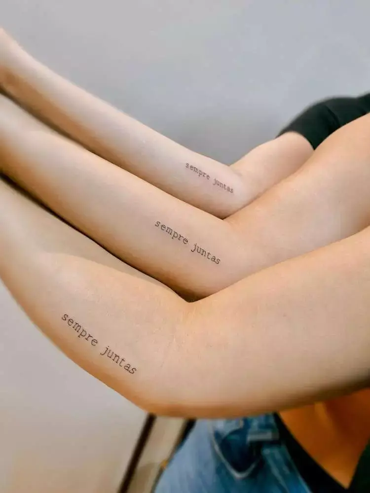 Opção de tatuagem de amiga