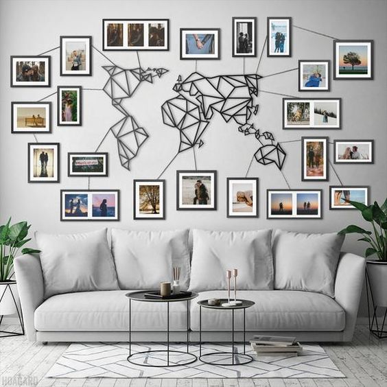 Mapa mundi na parede da sala.