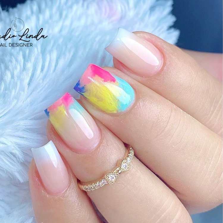Unhas coloridas decoradas para o Carnaval.