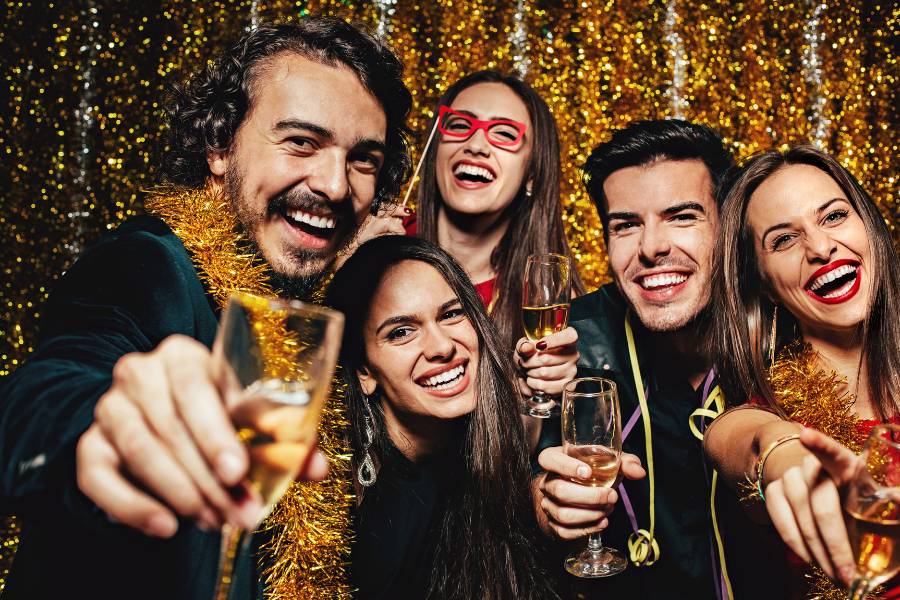 Funcionários na festa da empresa.