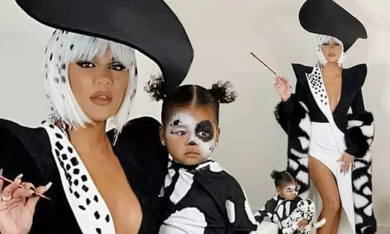 Khloe Kardashian e filha fantasiadas de Cruella