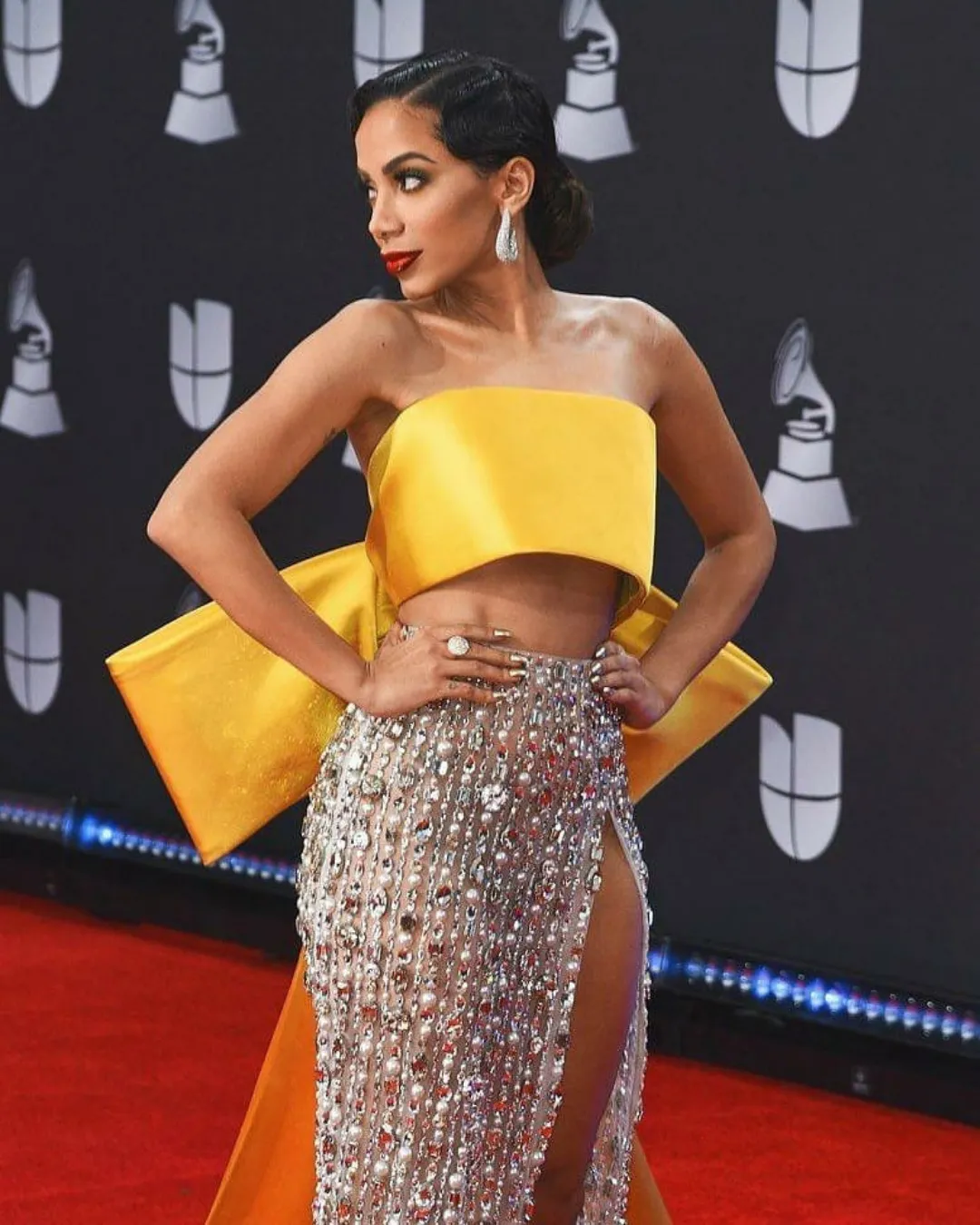 Anitta com saia de paetês prateados