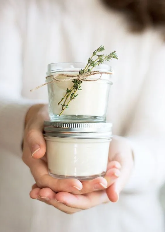 dia das maes presentes: mãos segurando velas aromáticas