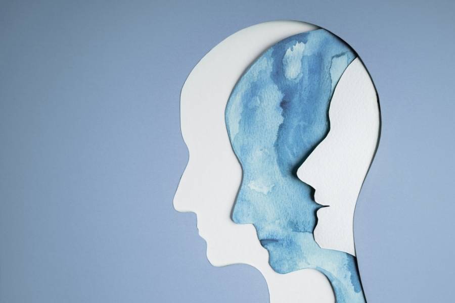 fundo azul com silhuetas humanas de papel, simbolizando a relação entre saúde mental e política