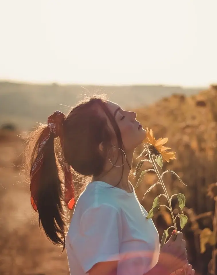 Frase para foto pensativa mulher usa lenço, argola e t-shirt branca