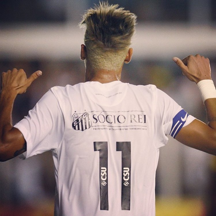 Foto antiga de Neymar de costas usando a 11 do Santos e fazendo hangloose 