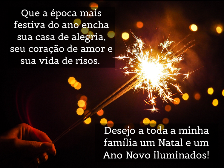 Mão segurando vela acesa e frase: Que a época mais festiva do ano encha sua casa de alegria, seu coração de amor e sua vida de risos. Desejo a toda a minha família um Natal e um Ano Novo iluminados!