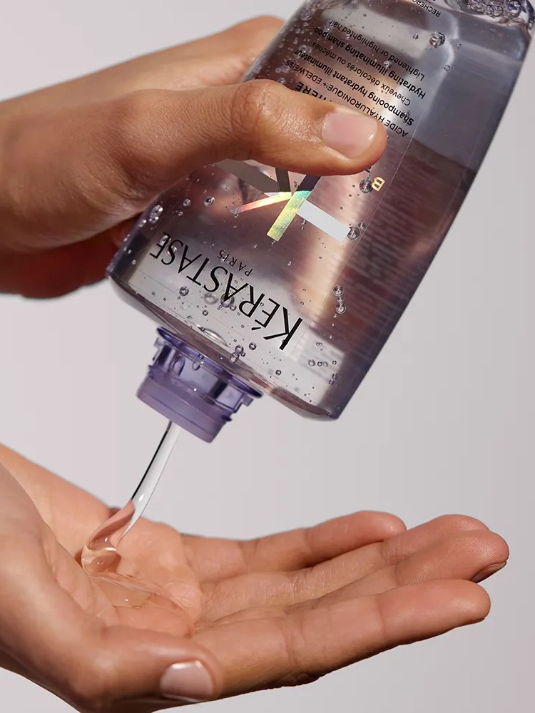 mão com embalagem do Blond Absolu Bain Lumière, Kérastase