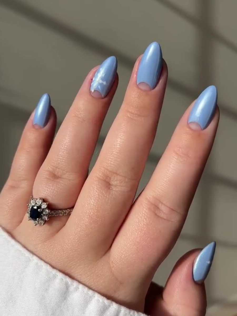 Unhas azuis decoradas para o Natal.