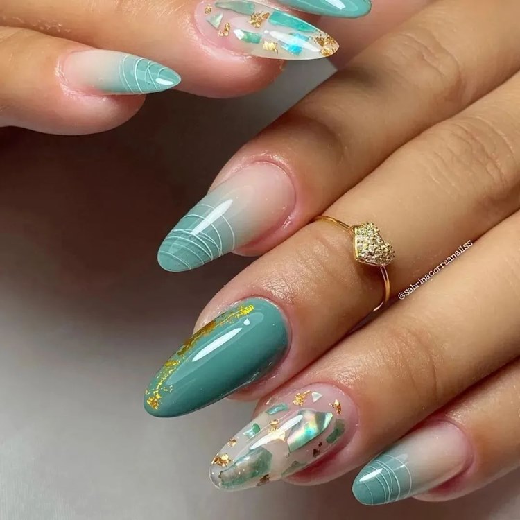 Nail art verde com folha de ouro (formato: amendoado tamanho: extra grande)