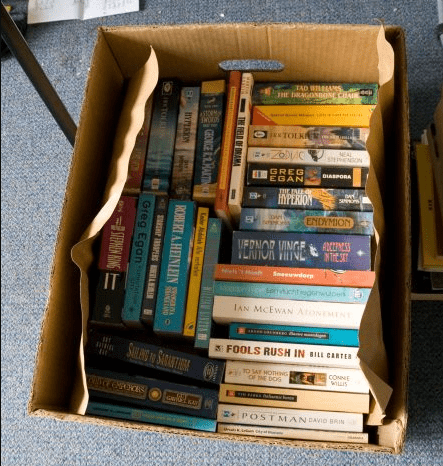 Foto de livros dentro de caixa de papelão 