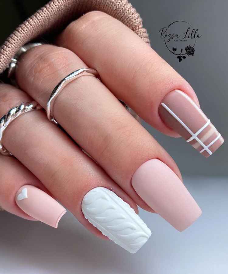 Unhas em gel decoradas com textura nude, marrom e branco.
