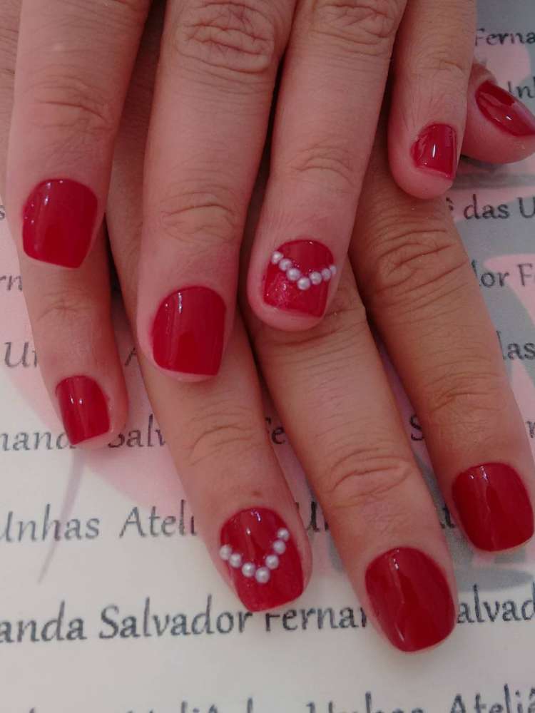 Opção de unhas com pérolas