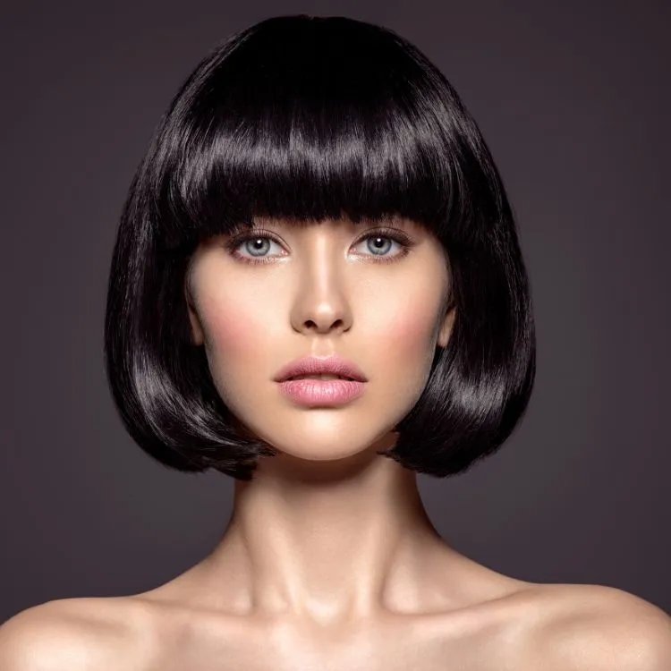 Mulher de pele clara com corte chanel de franja